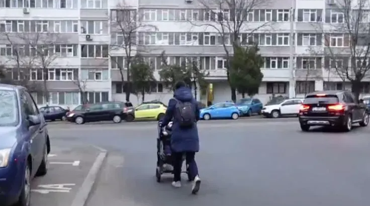 Cluj Napoca Parintii cu carucioare pe carosabil
