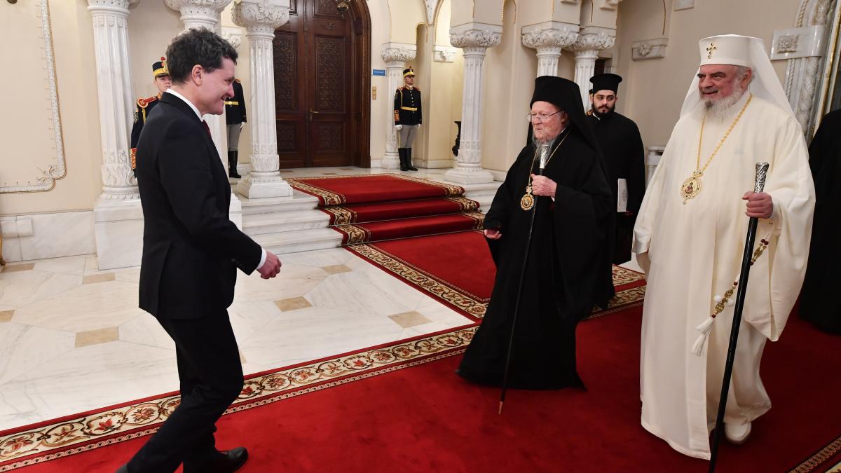 Nicusor Dan i a decorat pe Daniel si Bartolomeu I