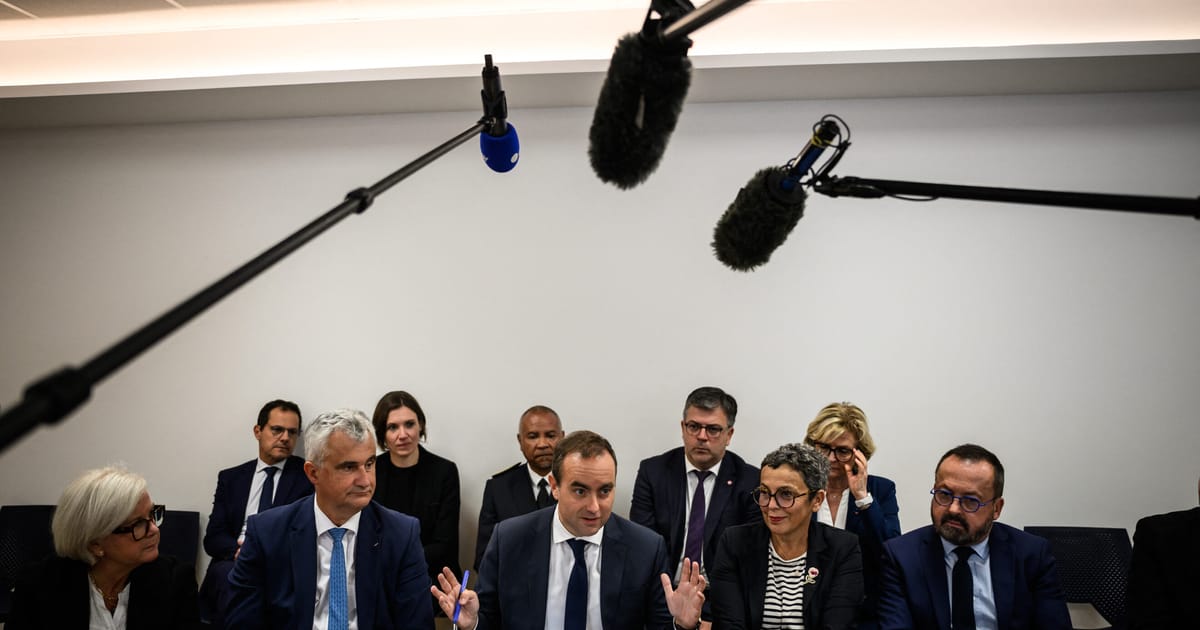 Opozitia ameninta premierul francez din cauza bugetului