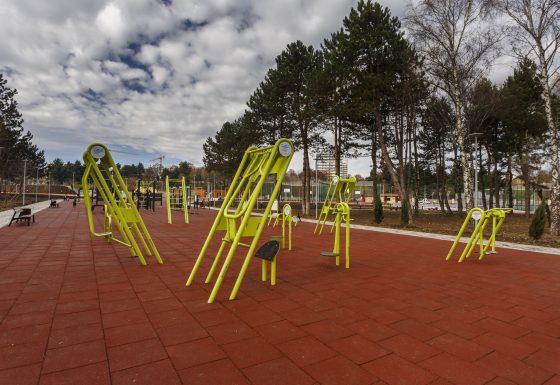 Parcurile din Gheorgheni criticate pentru plastic si leagane