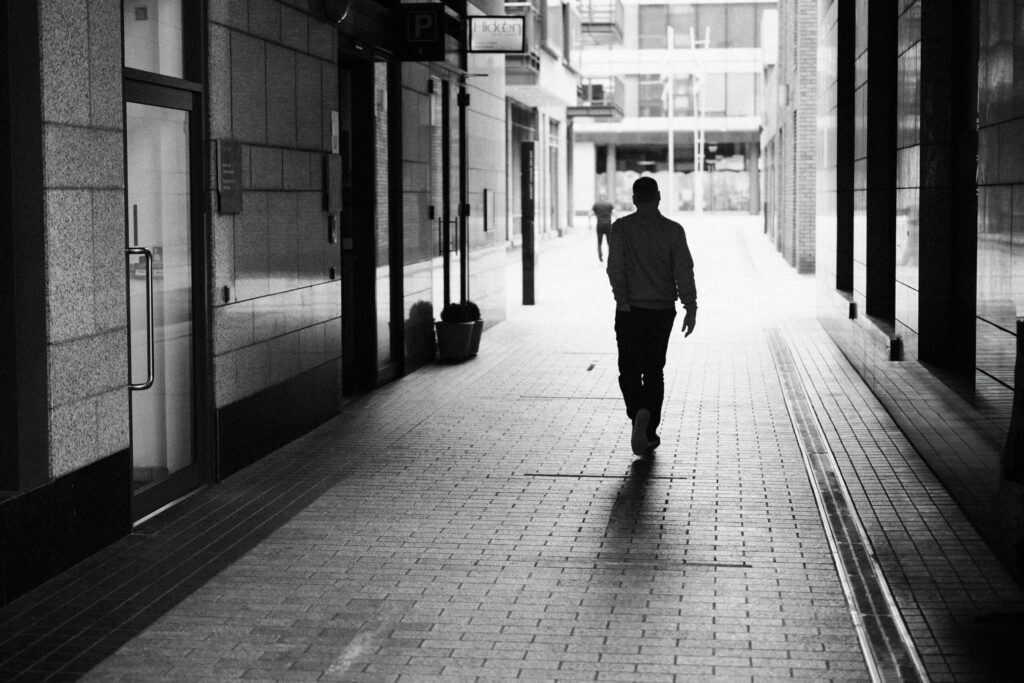 Tanar de 26 de ani act sexual public cu trei minore