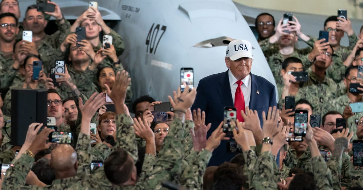 Trump sustin e mitinguri pe portavion legand agenda comerciala de obiective militare