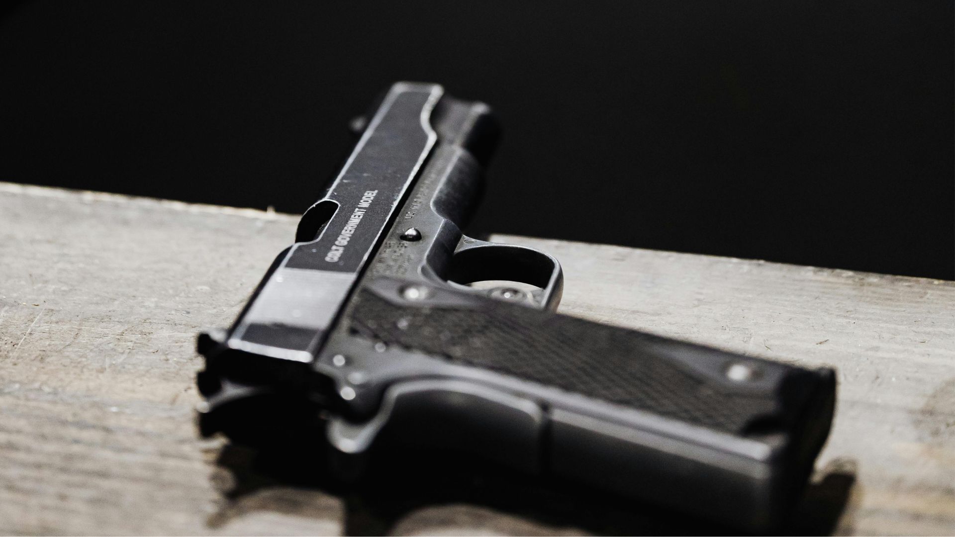 Barbat din Turda prins in timp ce vindea o arme