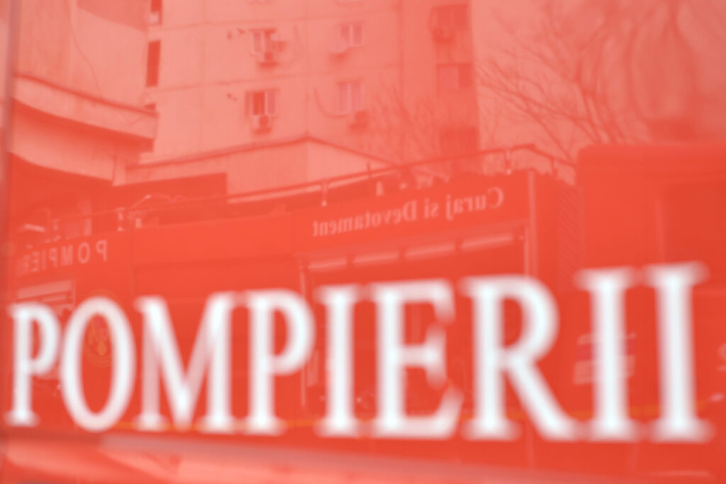 Cinci pompieri raniti dupa rasturnarea autospecialei ISU