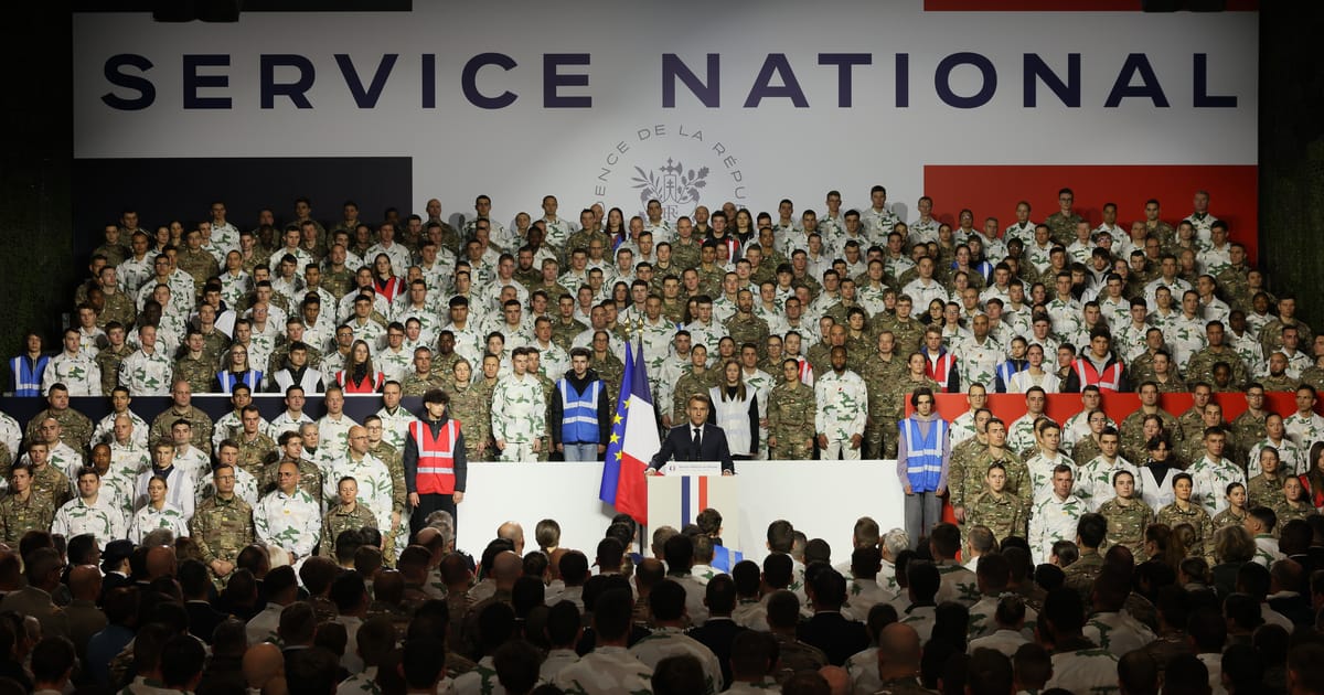 Macron sugereaza recrutare partiala din cauza razboiului