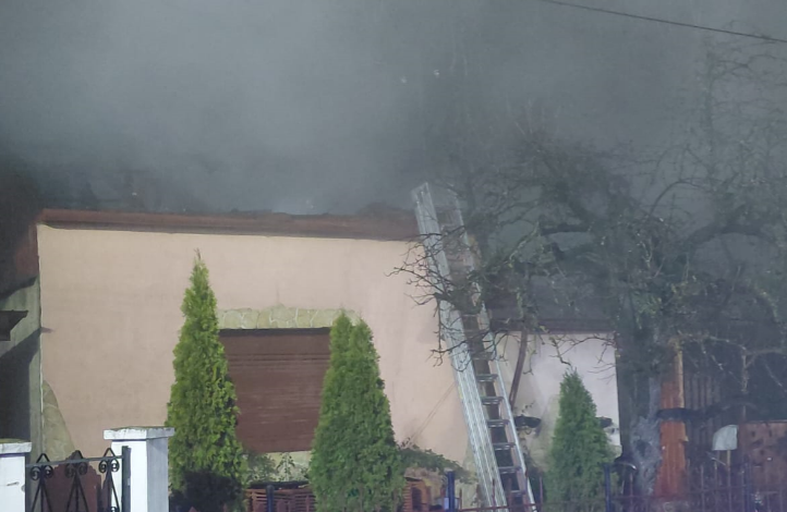 O casa din Cluj a fost cuprinsa de flacari