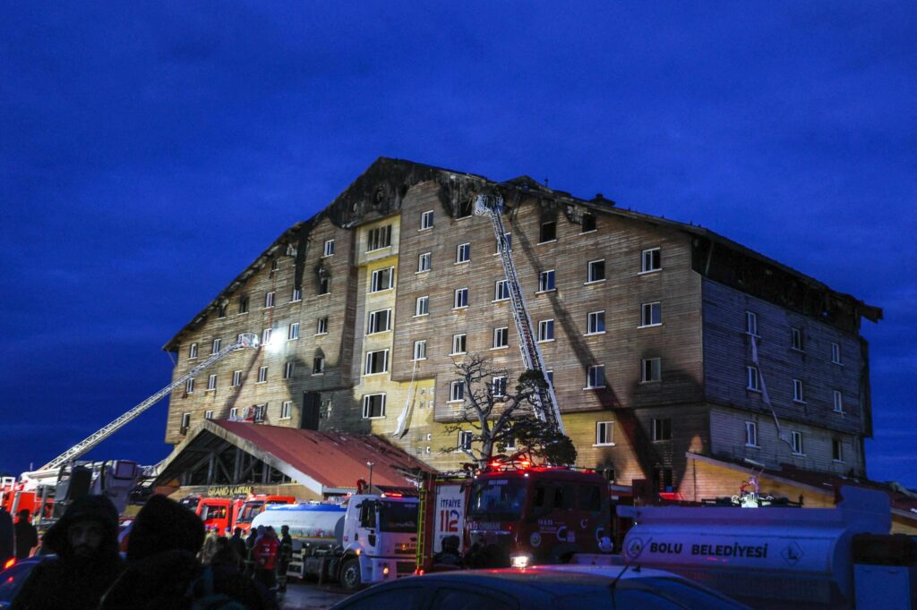 Opt persoane condamnate la inchisoare pe viata pentru incendiul din hotelul din Turcia