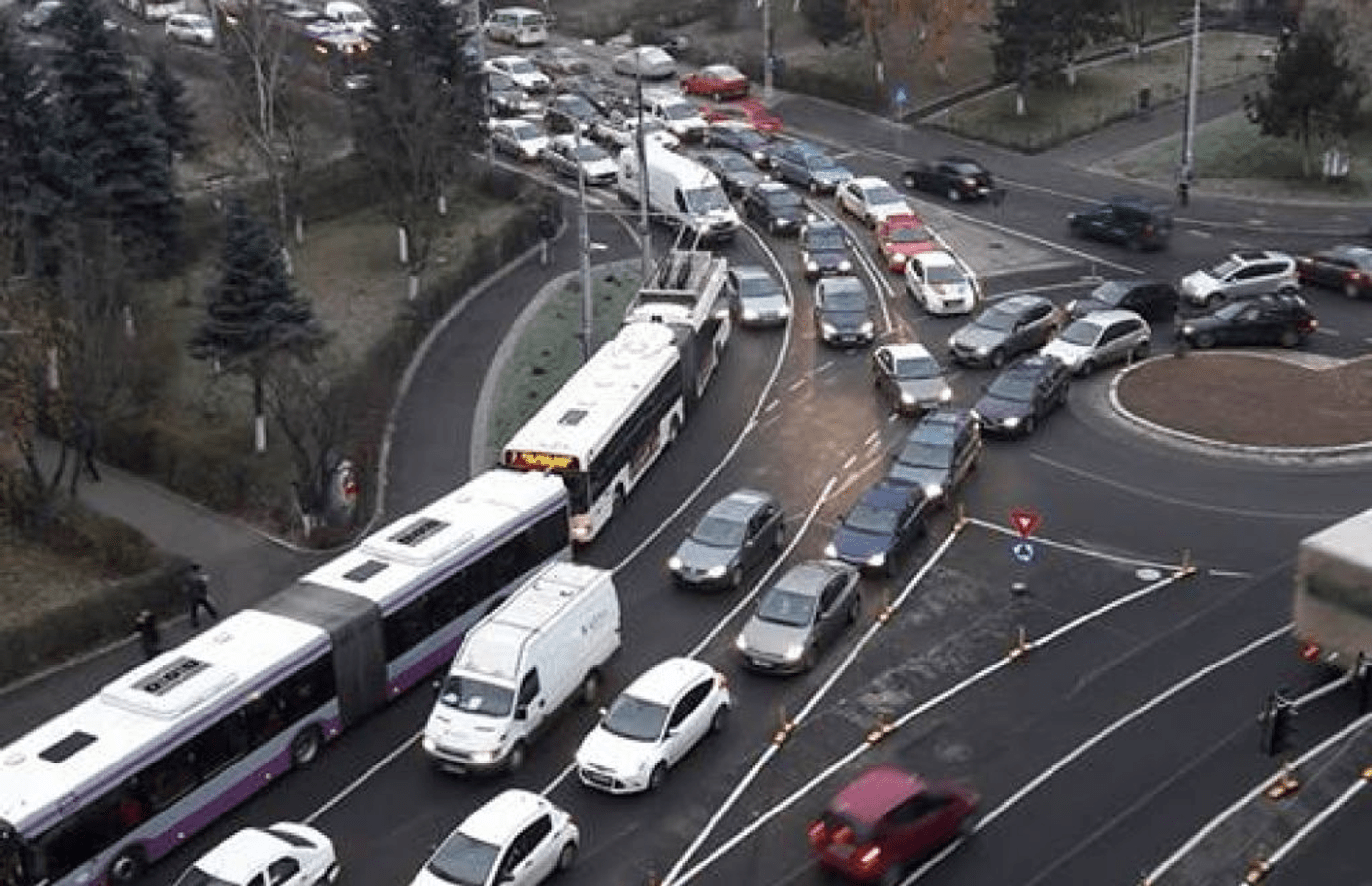 Orasul sufocat de trafic Un clujean incurajeaza soferii sa foloseasca autobuzul
