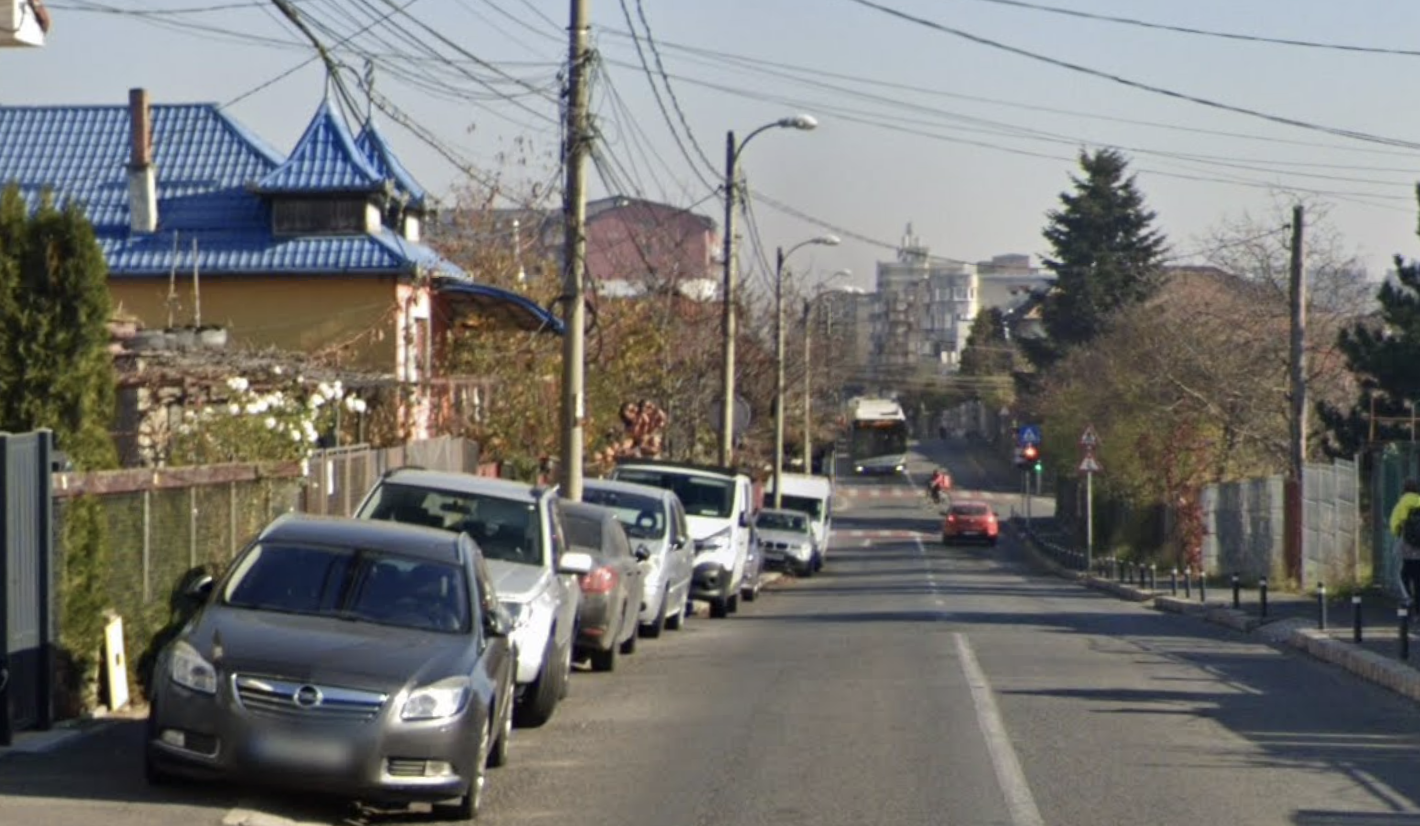 Parintii din Cluj Napoca sunt disperati Trotuar ocupat de masini