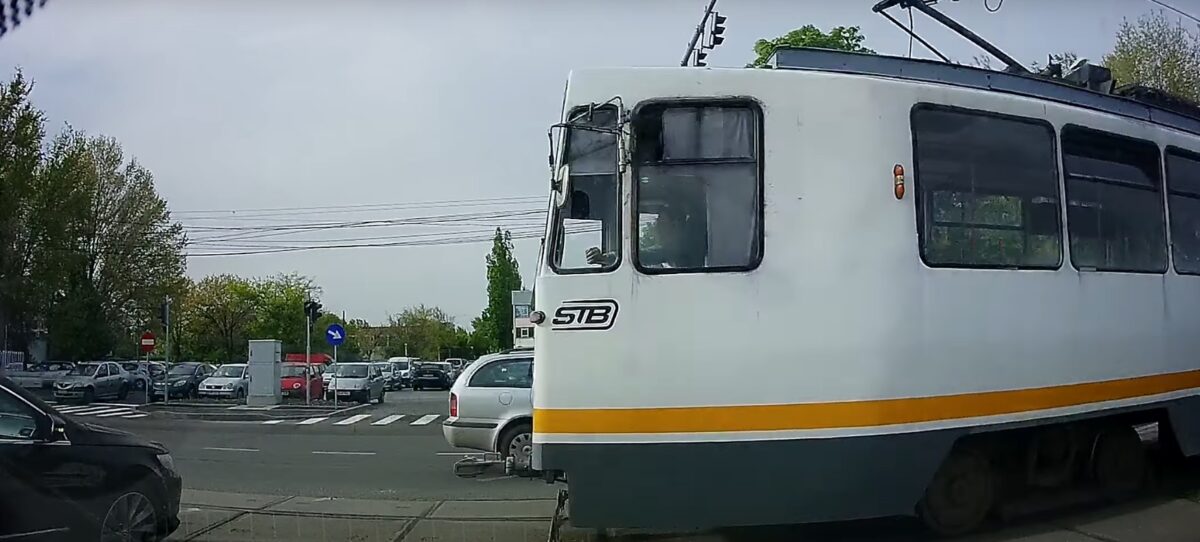 Probele la tramvaiul 5 blocate de o masina pe sine