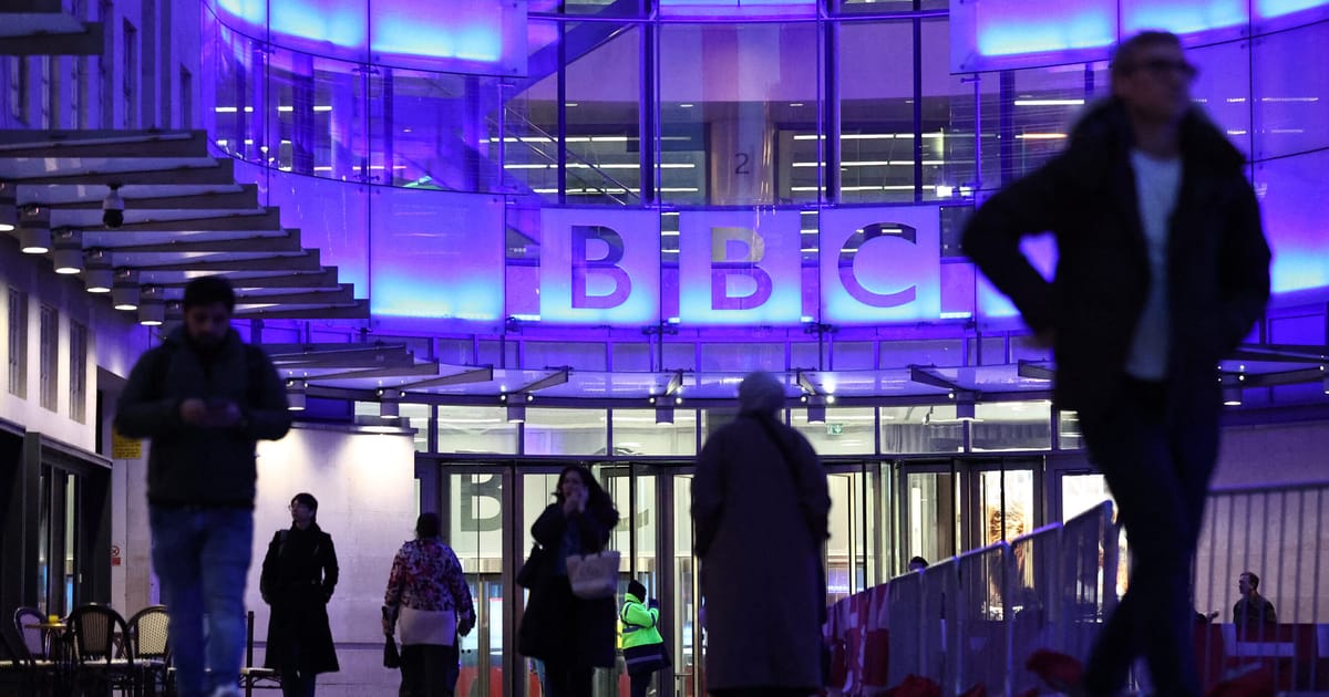 Trump cere bani de la BBC Poate primi