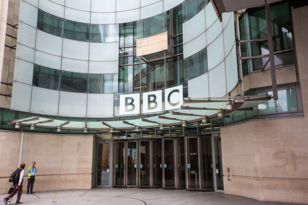 Un membru al consiliului BBC demisioneaza si critica conducerea