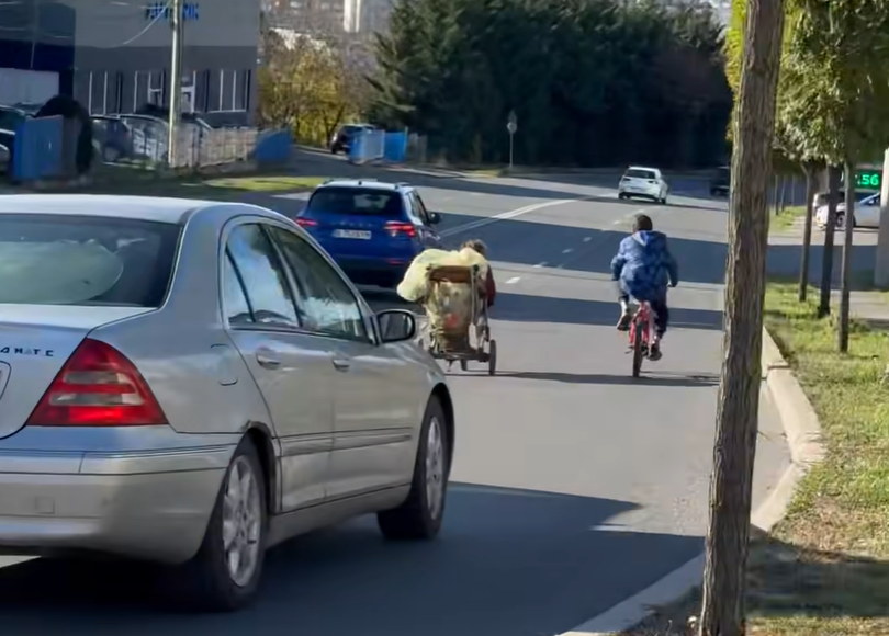 VIDEO Incredibil Doi copii in pericol in trafic
