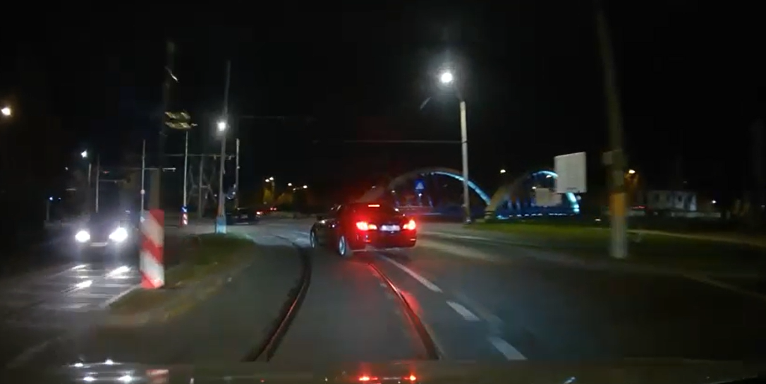 VIDEO Soferita blonda cu BMW conduce dupa regulile ei in Cluj