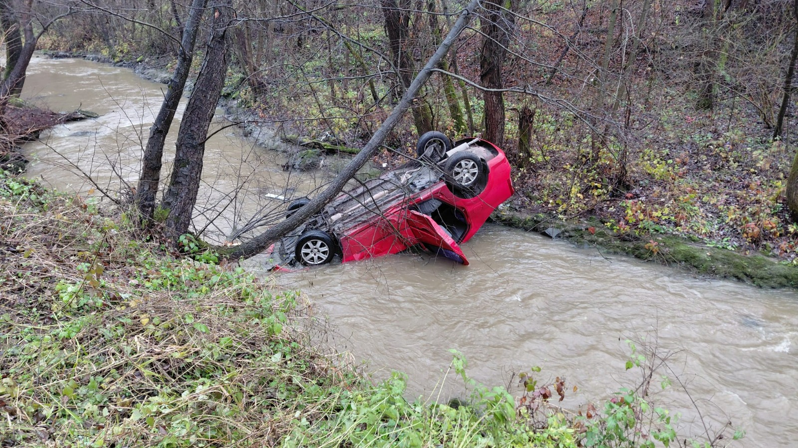 Autoturism rasturnat in raul Cerna sofer spitalizat