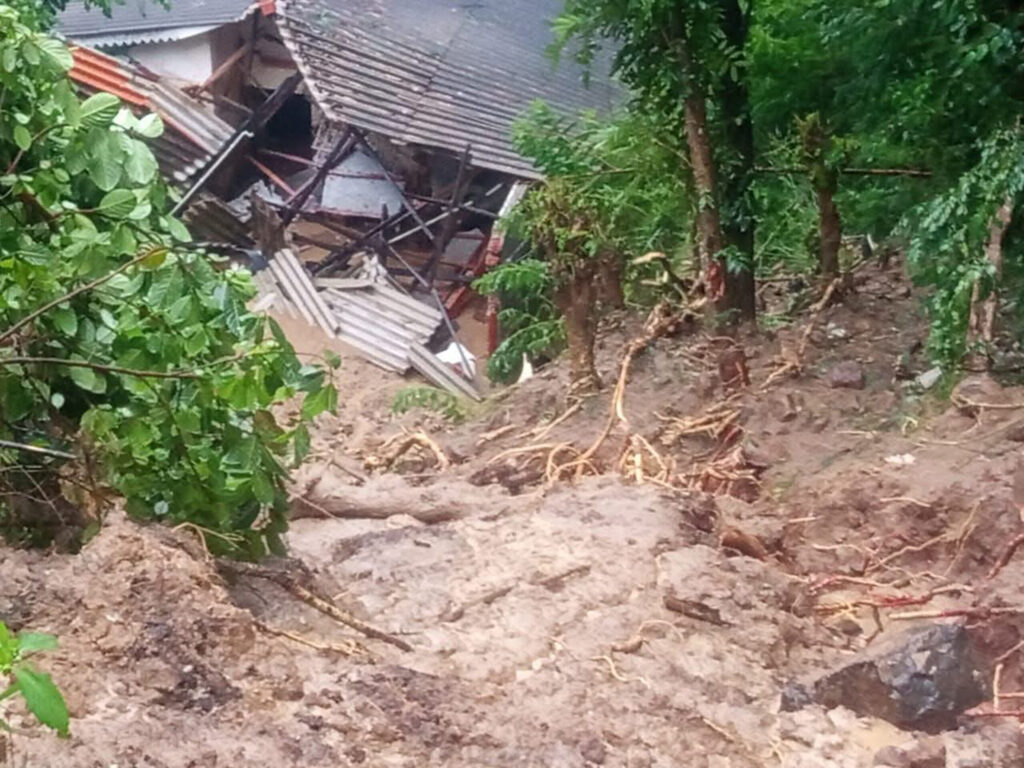 Dezastru in Indonezia 303 decazuti in inundatii