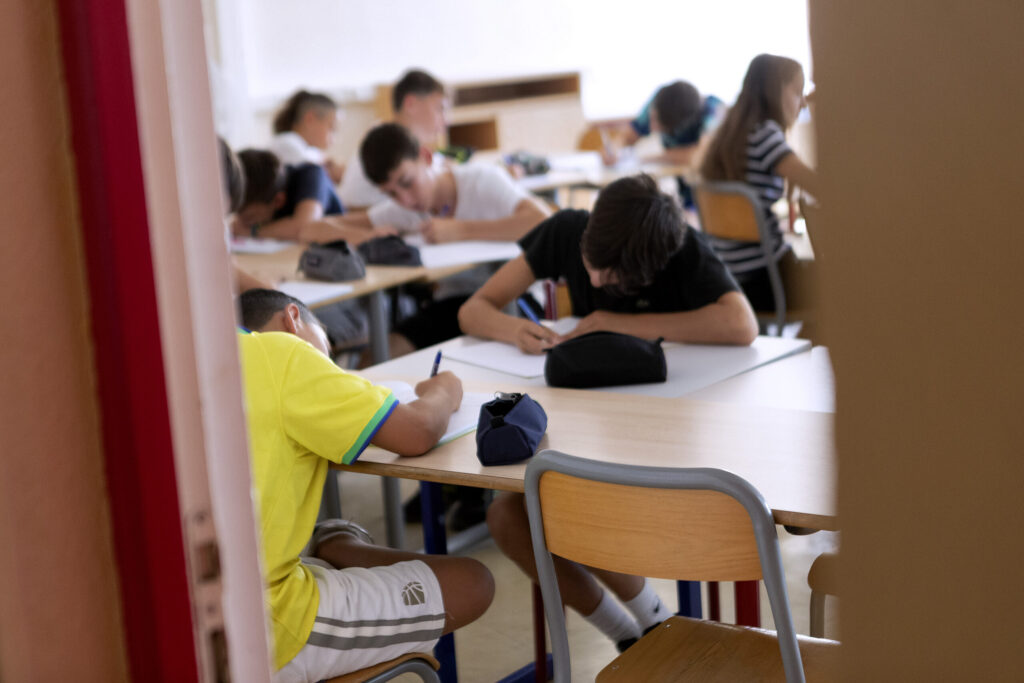 Elevii cu medie 10 la examen primesc bani de la Guvern