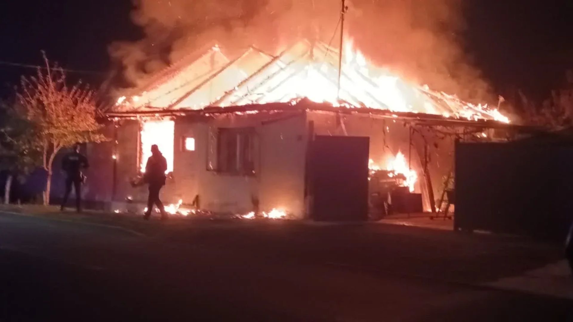 Incendiu in Cluj Acoperis cuprins complet de foc