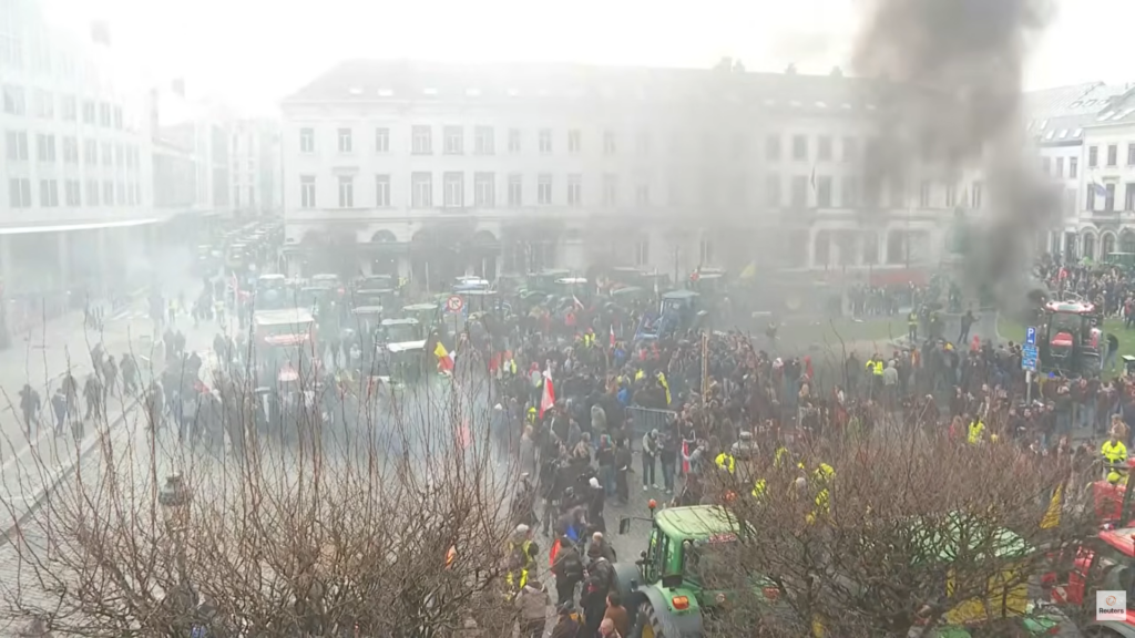 Locuitorii din Bruxelles aduna cartofii lasati de fermieri