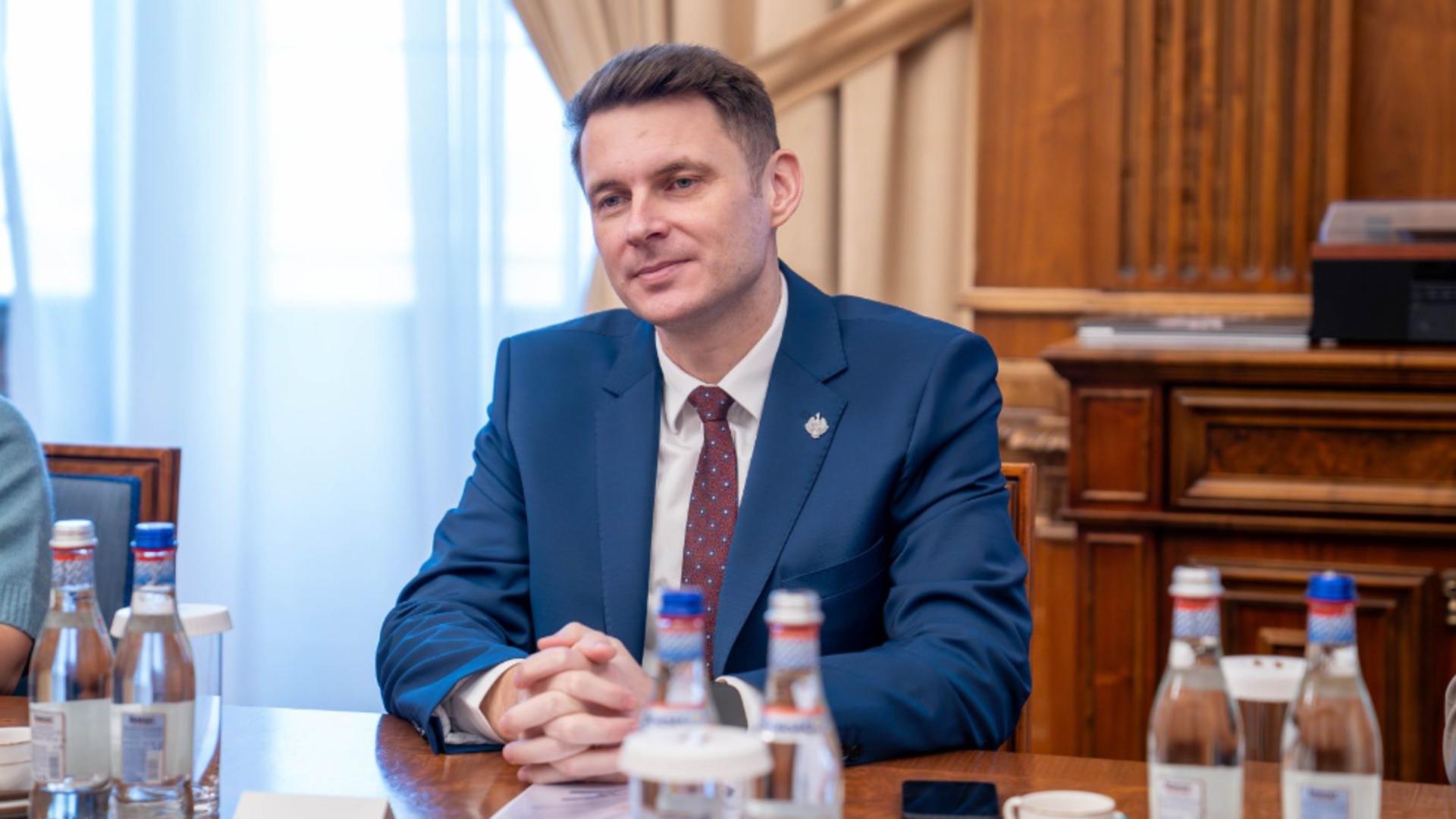 Presedintele Senatului cere explicatii lui Nicusor Dan