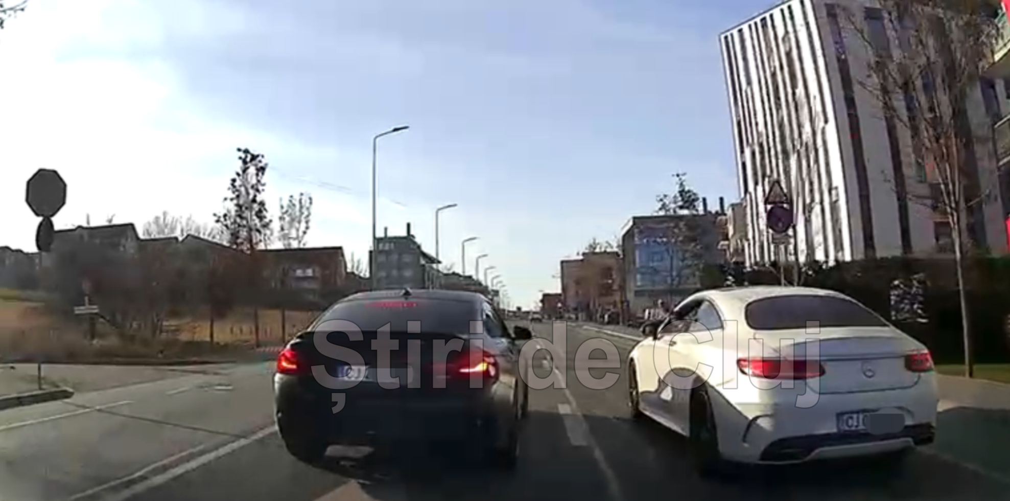 VIDEO Doi soferi isi pierd permisul dupa blocarea unui clujean