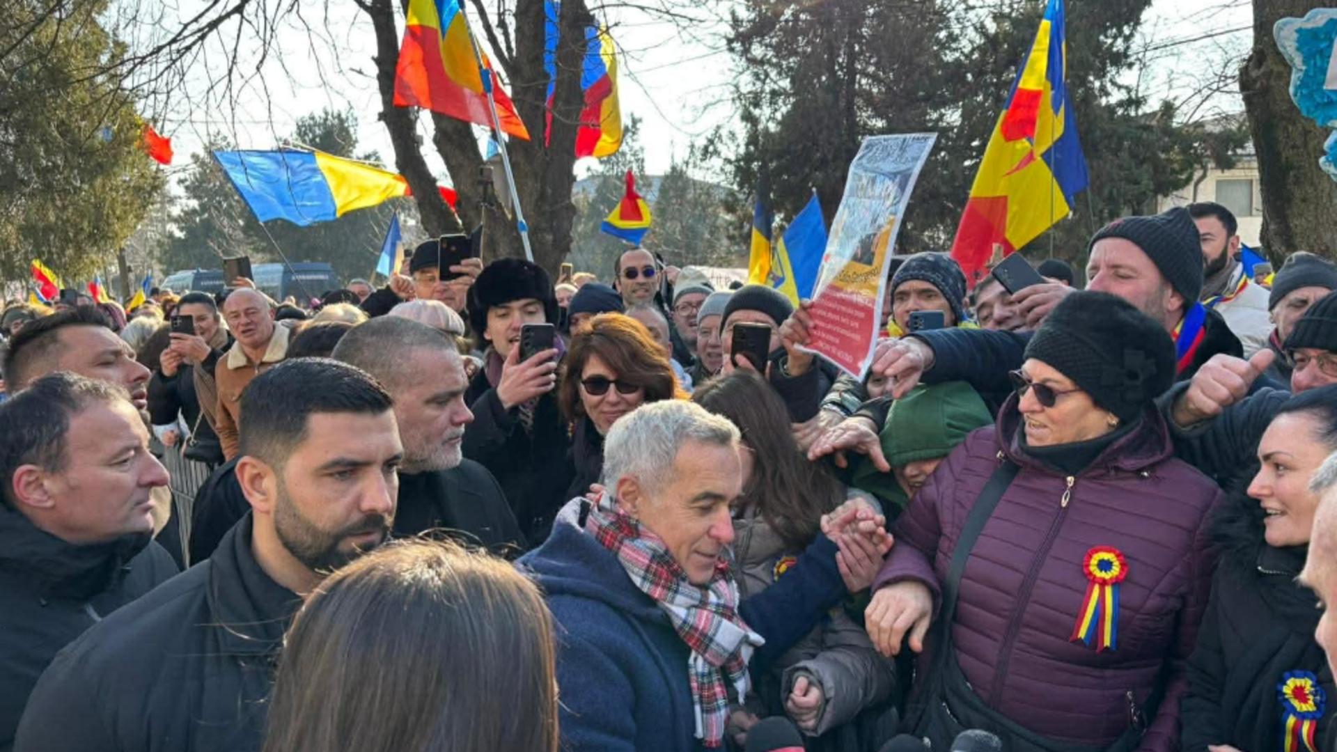 Calin Georgescu se prezinta din nou la politia din Buftea pentru a respecta masurile controlului judiciar Multi romani il sustin pe liderul suveranist