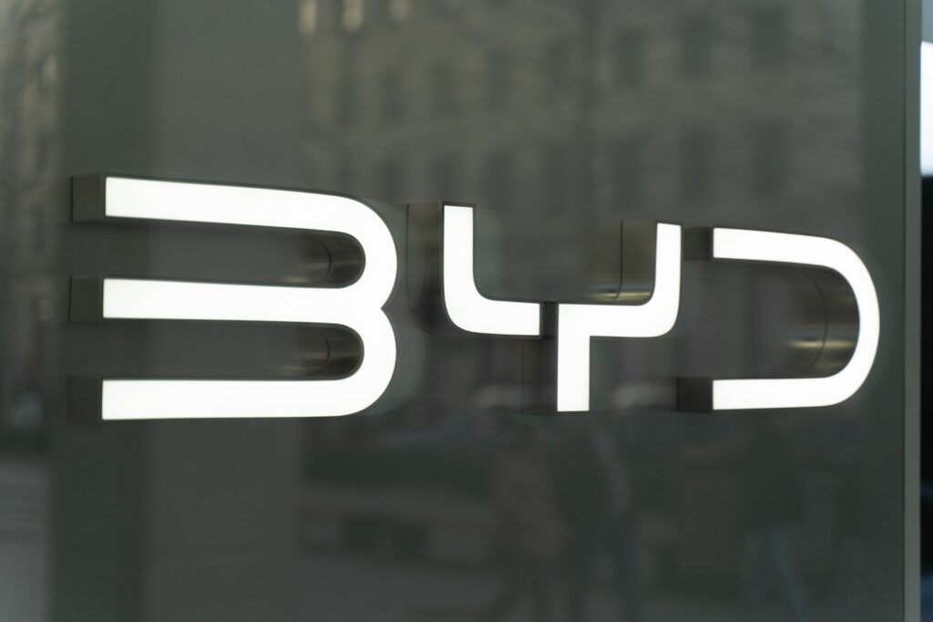 Compania chineza BYD doreste sa invinga Tesla la vanzari