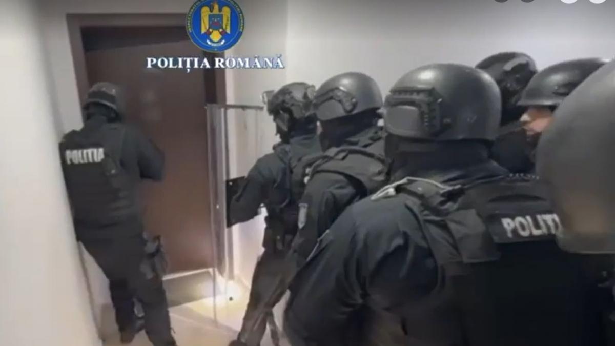 Momentul in care trupele speciale interviene asupra unui barbat care isi ametinta fosta iubita cu