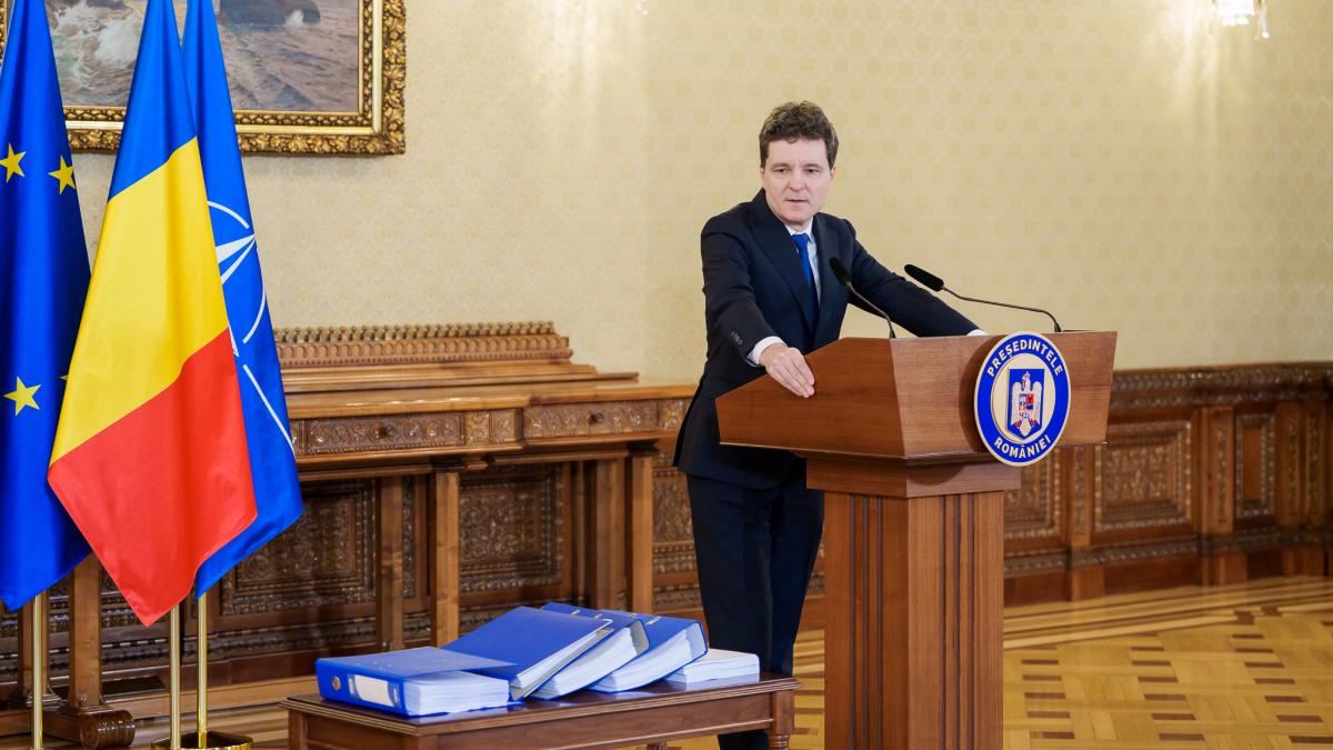 Nicuser Dan are 4 5 nume pentru sefi SRI si SIE