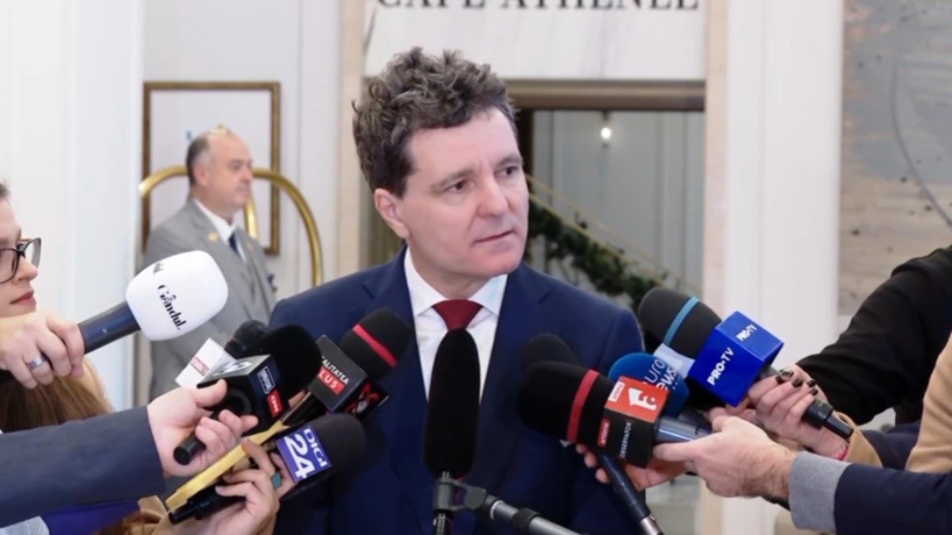 Nicusor Dan blocat la Paris din cauza vremii