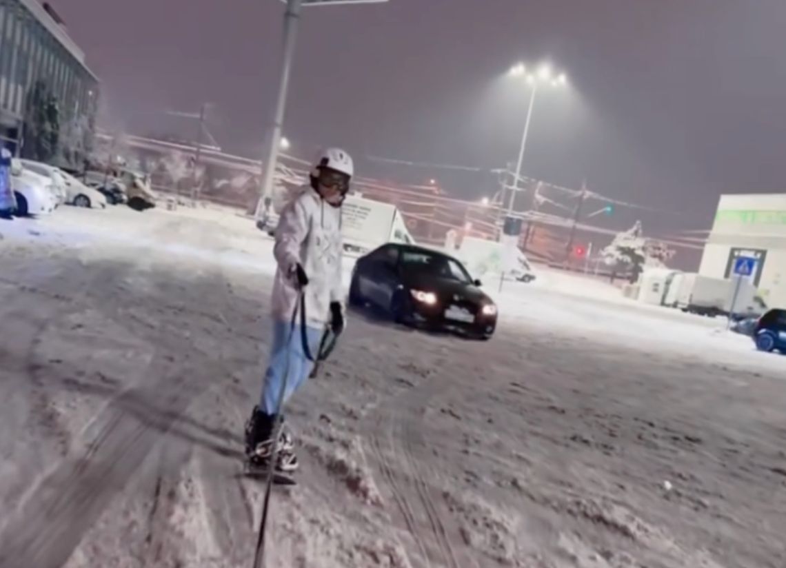 VIDEO Clujul capitala sporturilor de iarna Mesaj ironic pentru Emil Boc dupa ce un tanar a schiat tras de masina