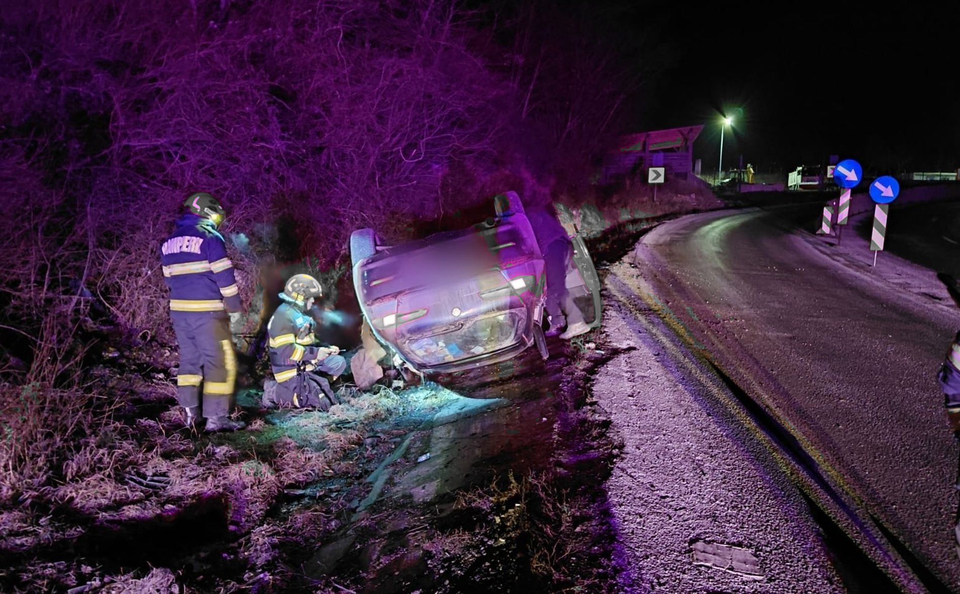 accident noaptea langa huedin vehicul rasturnat