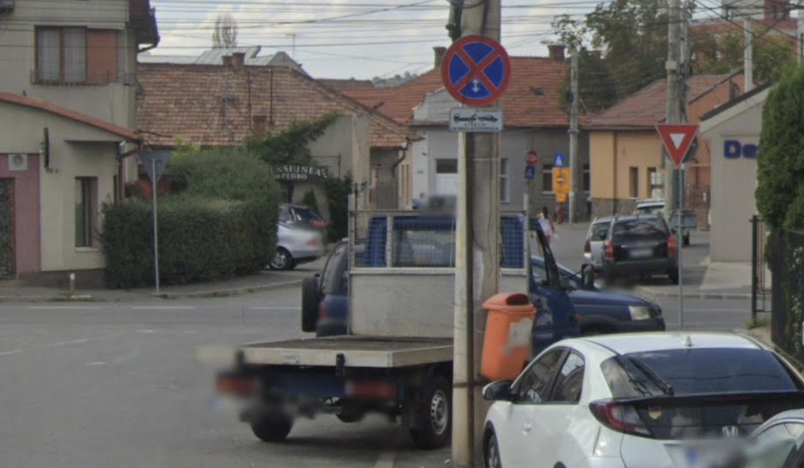 haos pe o strada din cluj parcarile ilegale blocheaza o banda intreaga de circulatie degeaba vine politia sa amendeze ca a doua zi sunt din nou aici