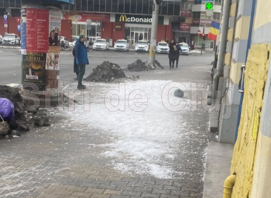 pericol pentru clujenii din centrul orasului era sa fiu lovit de un obiect metalic de pe acoperis am avut noroc ca nu ma atins foto