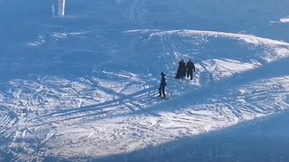 video o femeie imbracata in fusta a fost insotita de jandarmi de pe partia de schi Postavaru