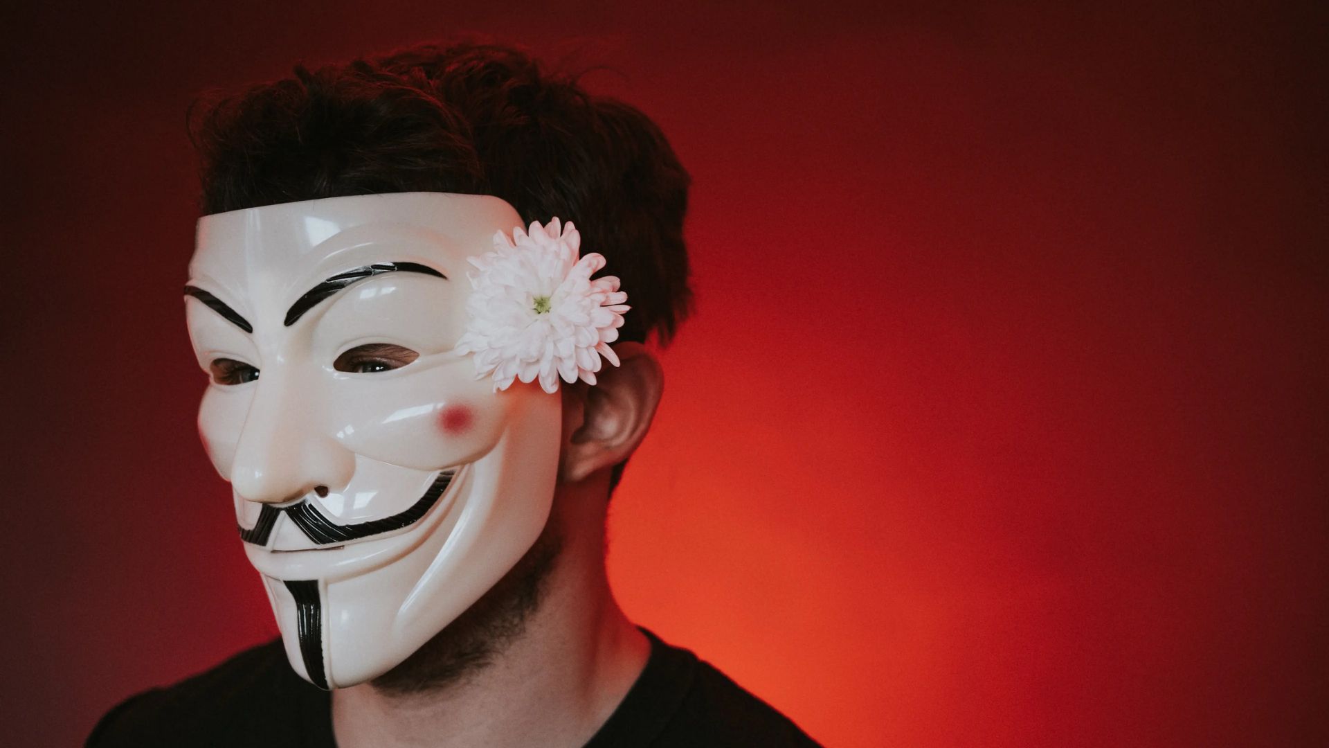 Atentie la mastile invizibile ale hackerilor Cum se pot prezenta ca fiind colegi tehnicieni IT sau clienti si iti pot fura banii in cateva secunde