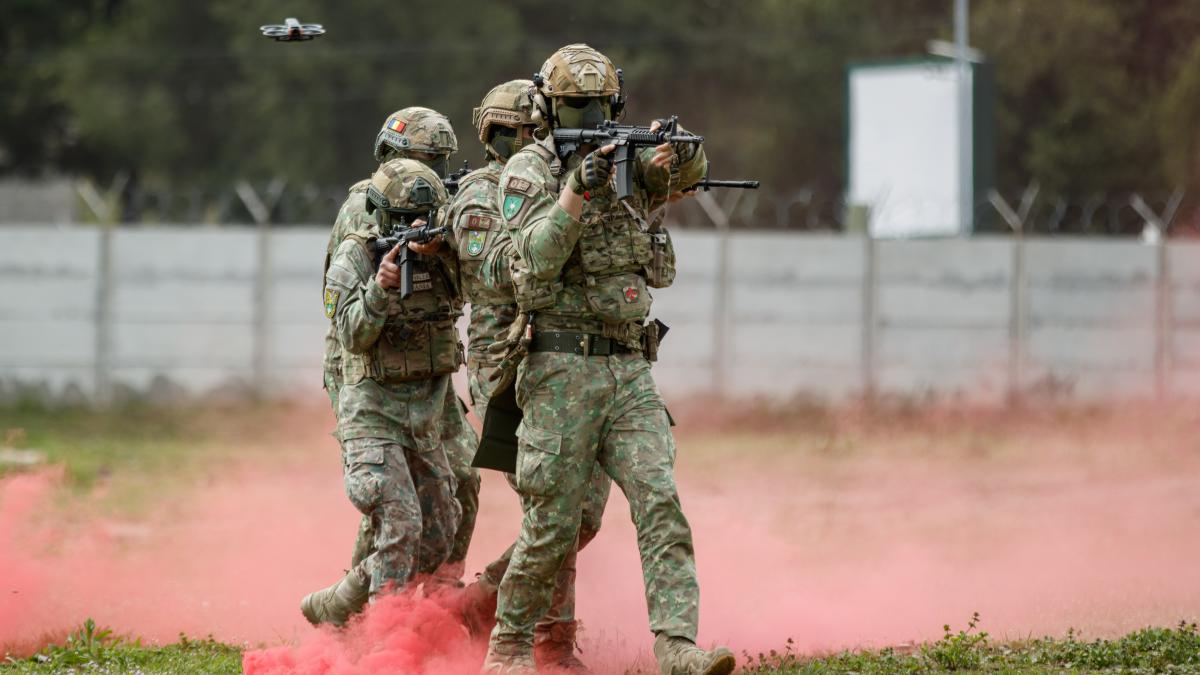 Ce face un soldat roman cand observa o drona Semne care sugereaza ca armata Romaniei nu este pregatita pentru
