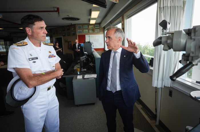 Comandantul marinei canadiene intentioneaza sa distruga mai multe obiective
