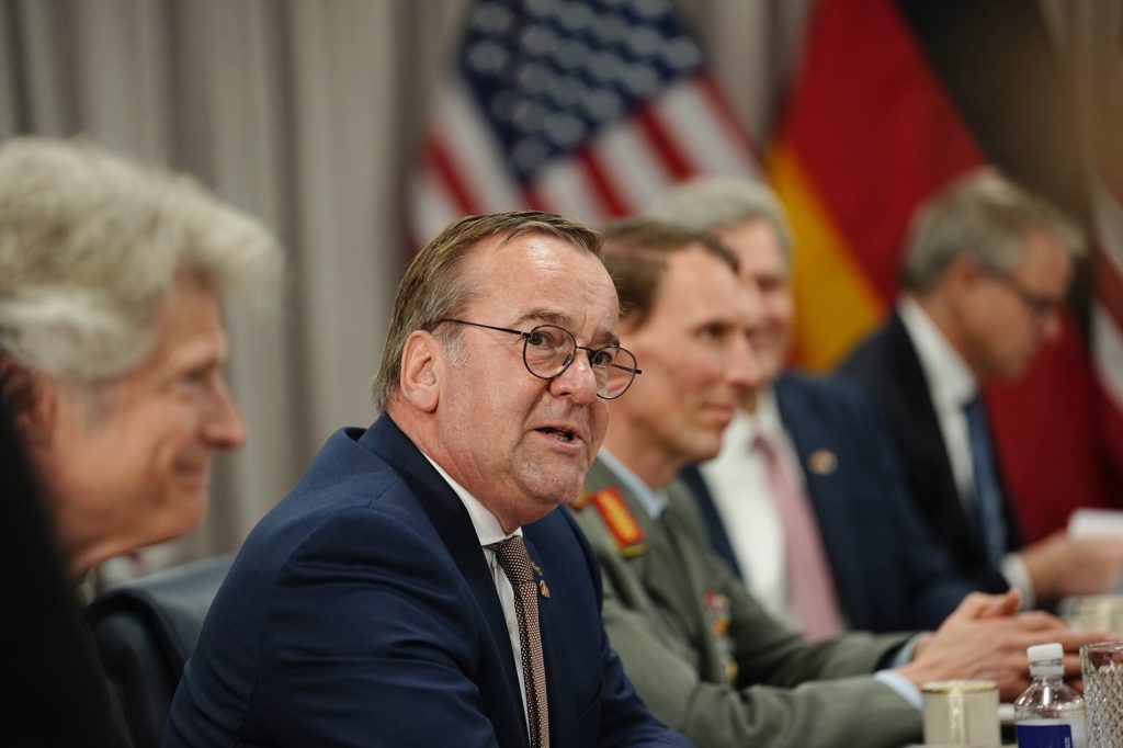 Critici dure la Berlin Ministrul Apararii il acuza pe Trump ca i a intins covorul rosu lui Vladimir Putin