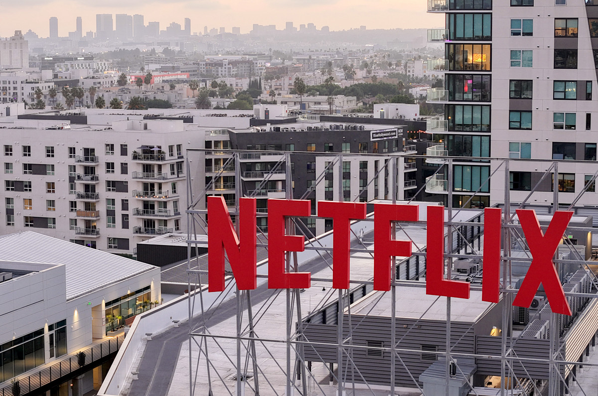 Directorul Netflix nu cedeaza presiunilor lui Trump pe masura ce se apropie acordul cu Warner Bros