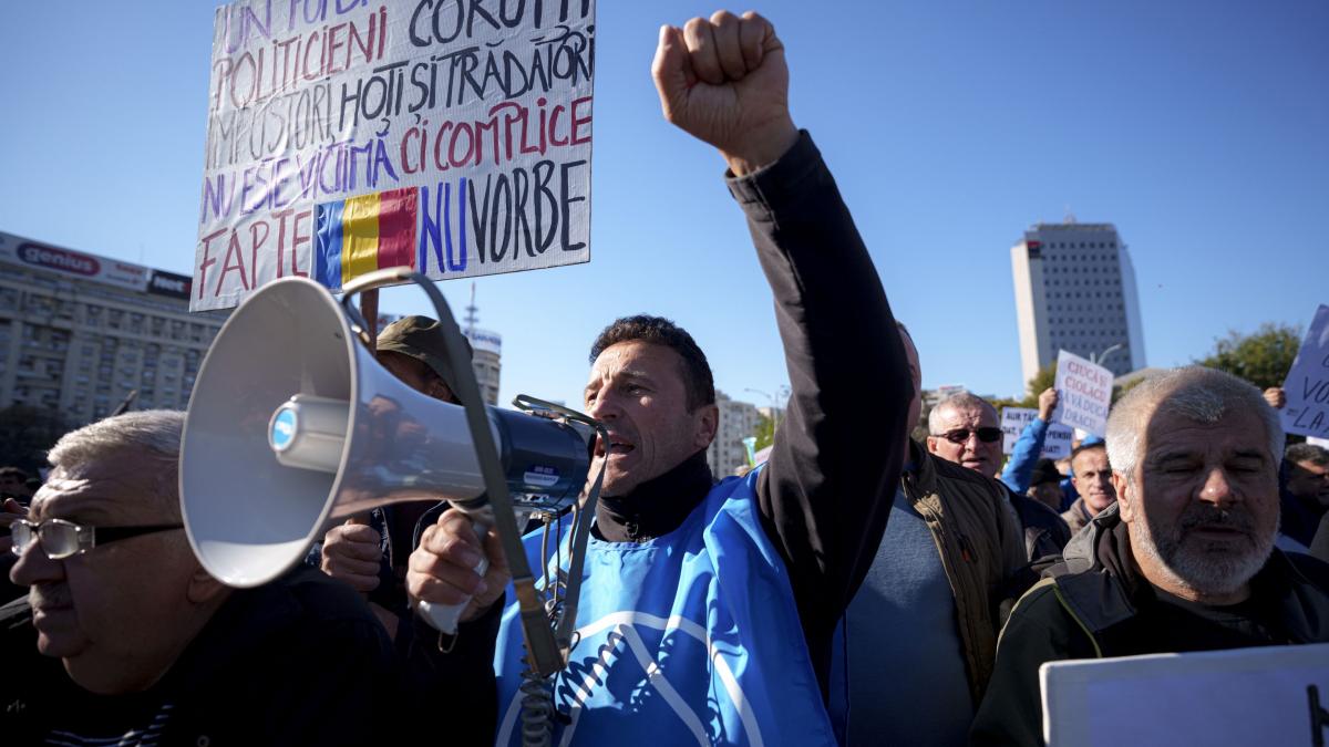 Minerii protesteaza in Bucuresti solcitand compensatii de 48 de luni pentru cei concediati si