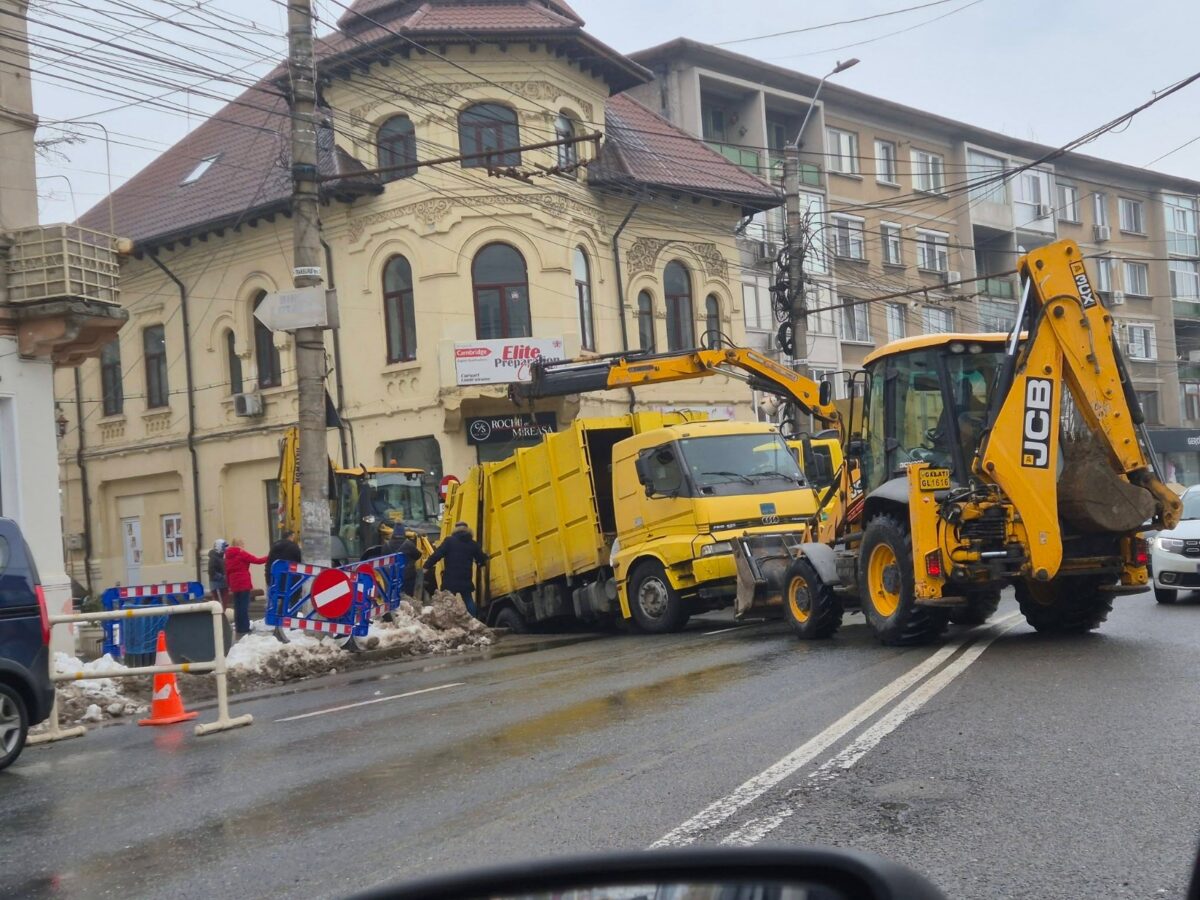 O masina de gunoi s a rasturnat intr o groapa in centrul orasului Galati
