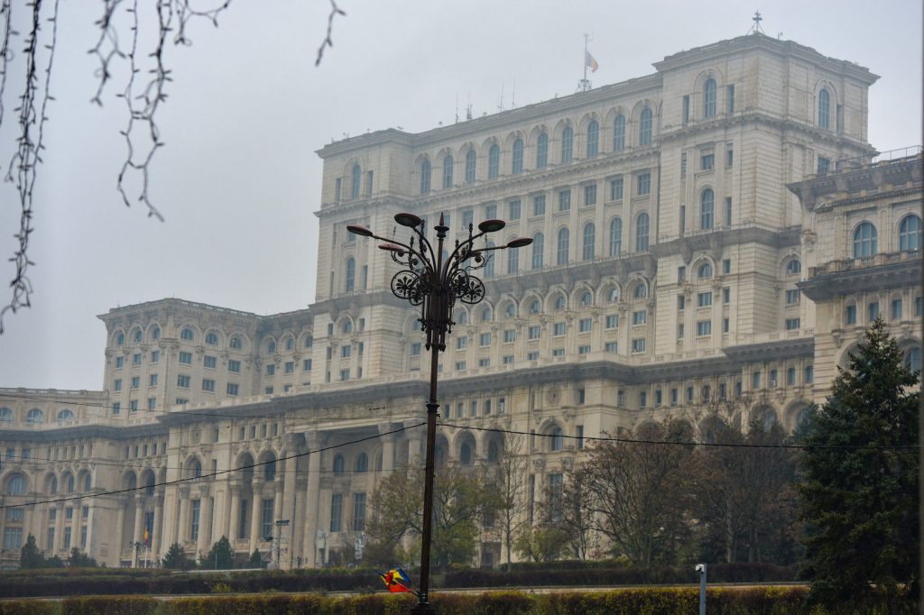 Palatul Parlamentului iluminat in verde albastru si magenta pentru a marca Ziua Internationala a Bolilor Rare