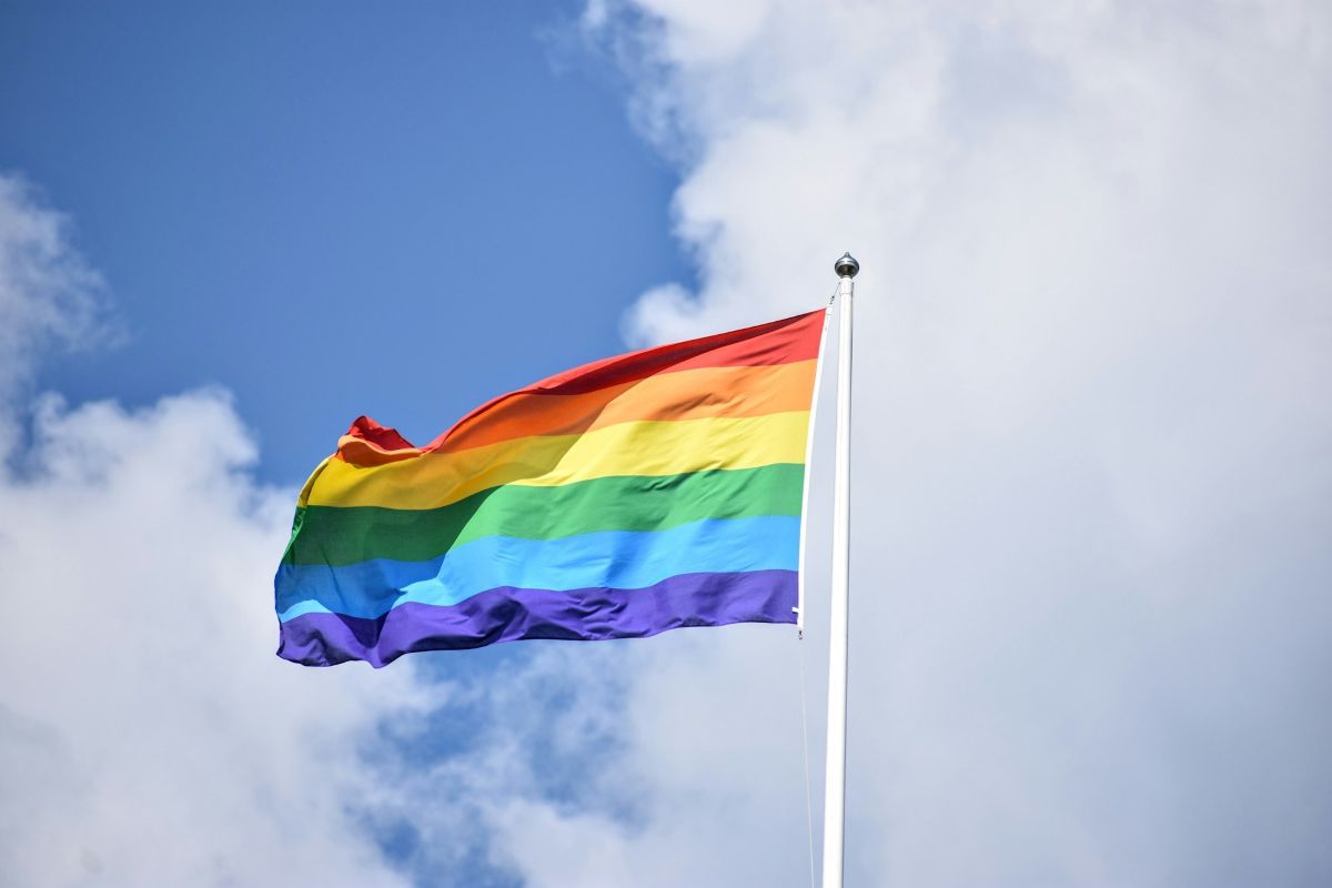 Un tanar din Rusia a fost sanctionat pentru propaganda LGBTQ dupa ce a postat o imagine cu trupa Queen