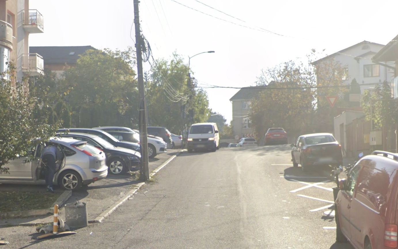 trotuare blocate de autovehicule cetatenii cer interventia autoritatii pentru siguranta pietonilor la intersectia a doua strazi