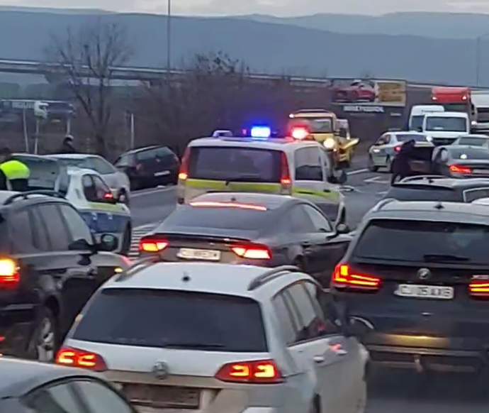 video accident in direcia gilau cluj un golf a ajuns in sant de pe marginea drumului traficul este sever afectat unde va grabiti atat de tare