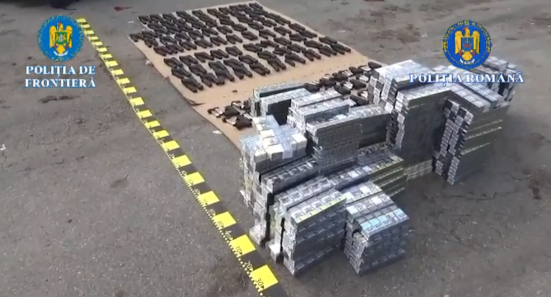 106 pistoale si 60000 de tigarete gasite de policistii de frontiera intr un camion inmatriculat in Turcia la Calafat