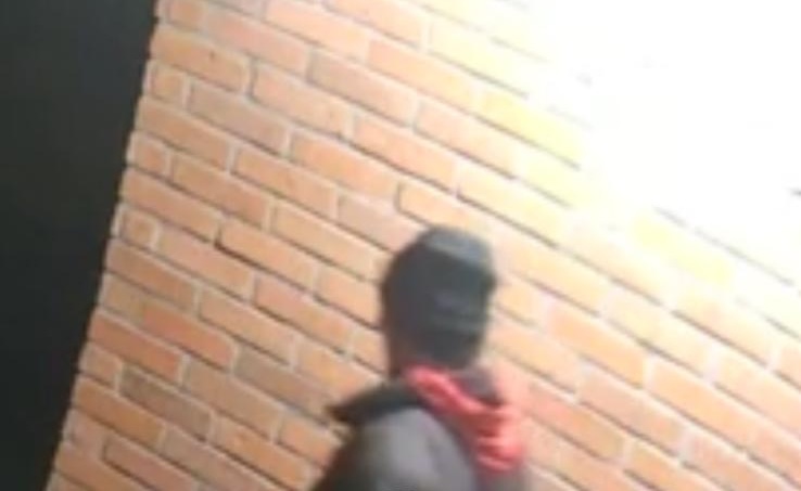 A iesit la furat in miezul noptii pe o strada din Cluj Politia a inceput o ancheta si cauta martori Trebuie identificat