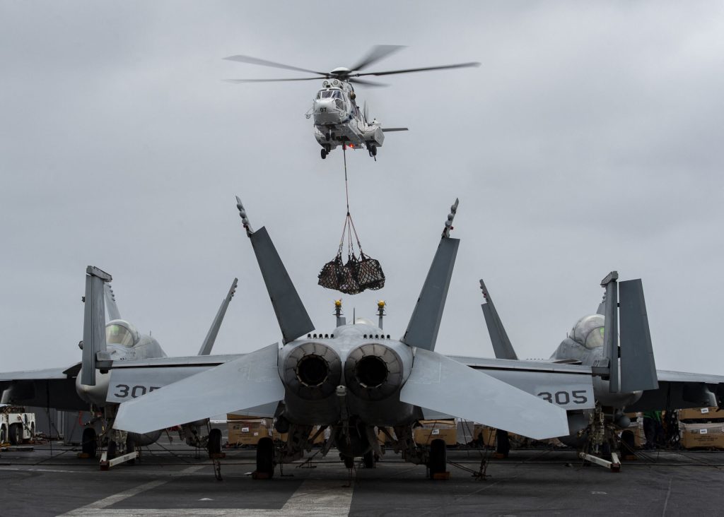 A inceput operatiunea militara pentru redeschiderea stramtorii Ormuz Avioane si elicoptere americane sunt implicate
