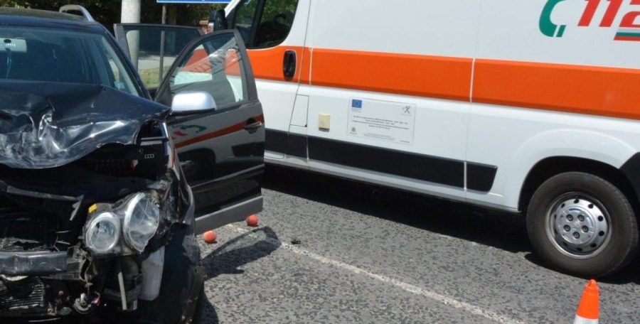 Accident intre doua masini in Cluj o masina a ajuns pe trotuar si a ucis o femeie